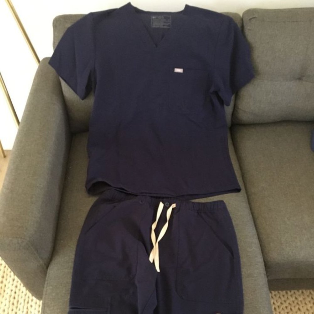 Men’s Figs scrubs shirt and pants set, size M, navy, like new